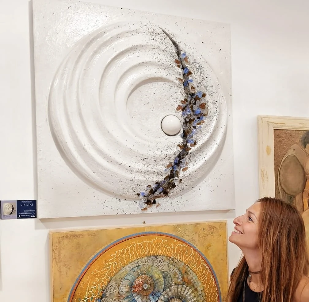 Giada Russo accanto a La Ferita Genera Luce esposta a SoHo, New York